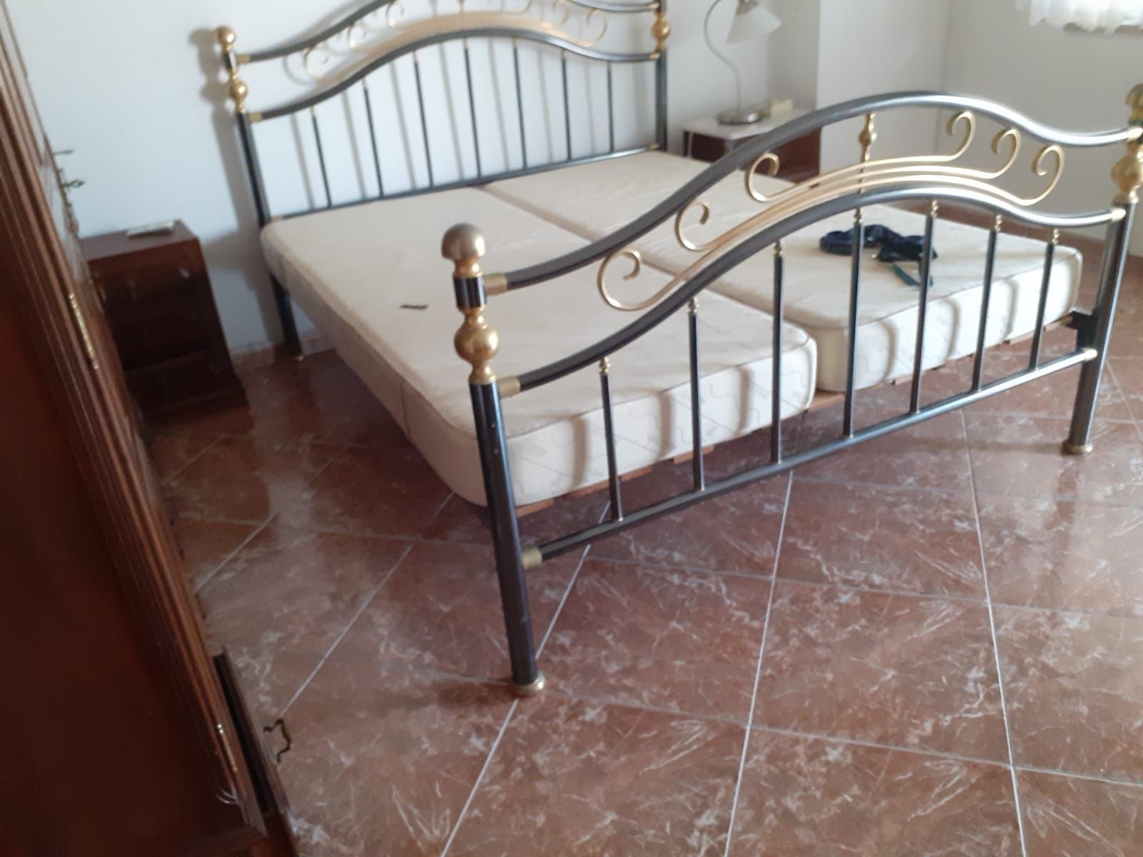 Cama 160 x 200 antiga com 2 colchões