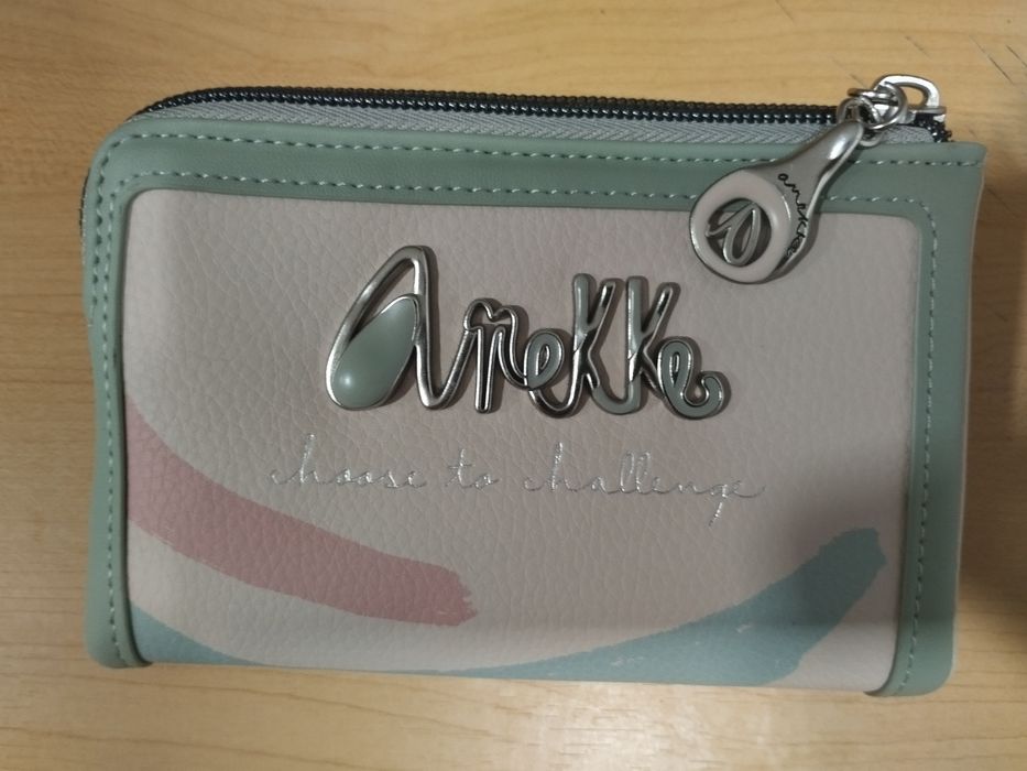 Carteira da Aneke como nova