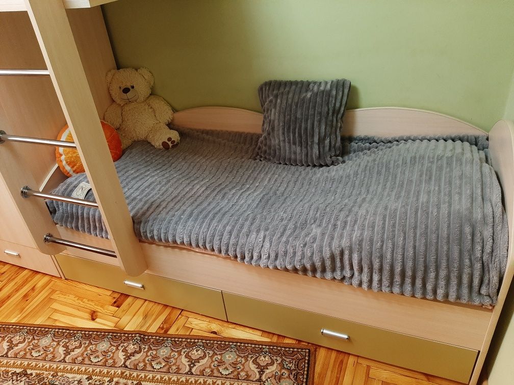 Двоповерхове ліжко з вмісткою шафою