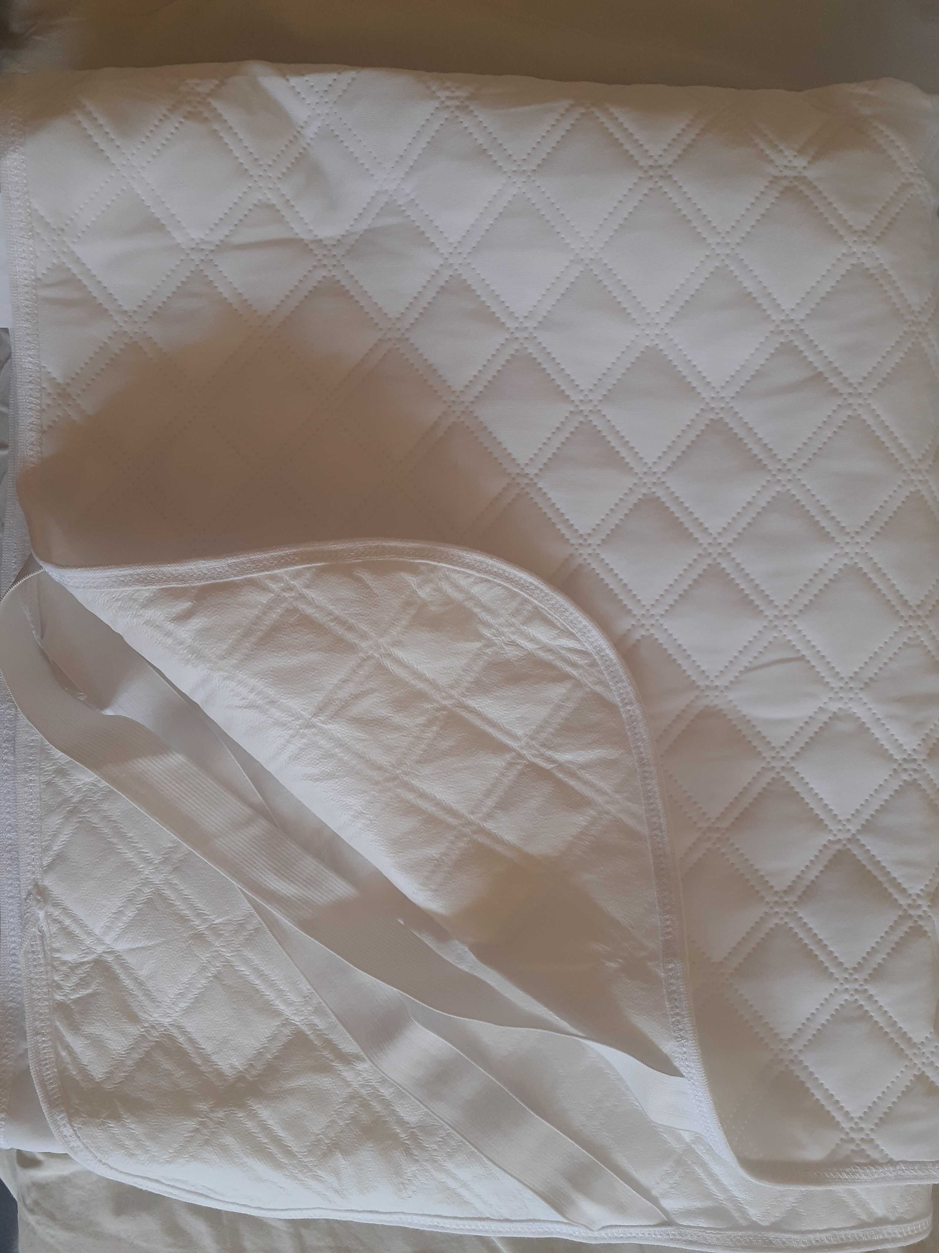 Materiałowa podkładka na łóżko