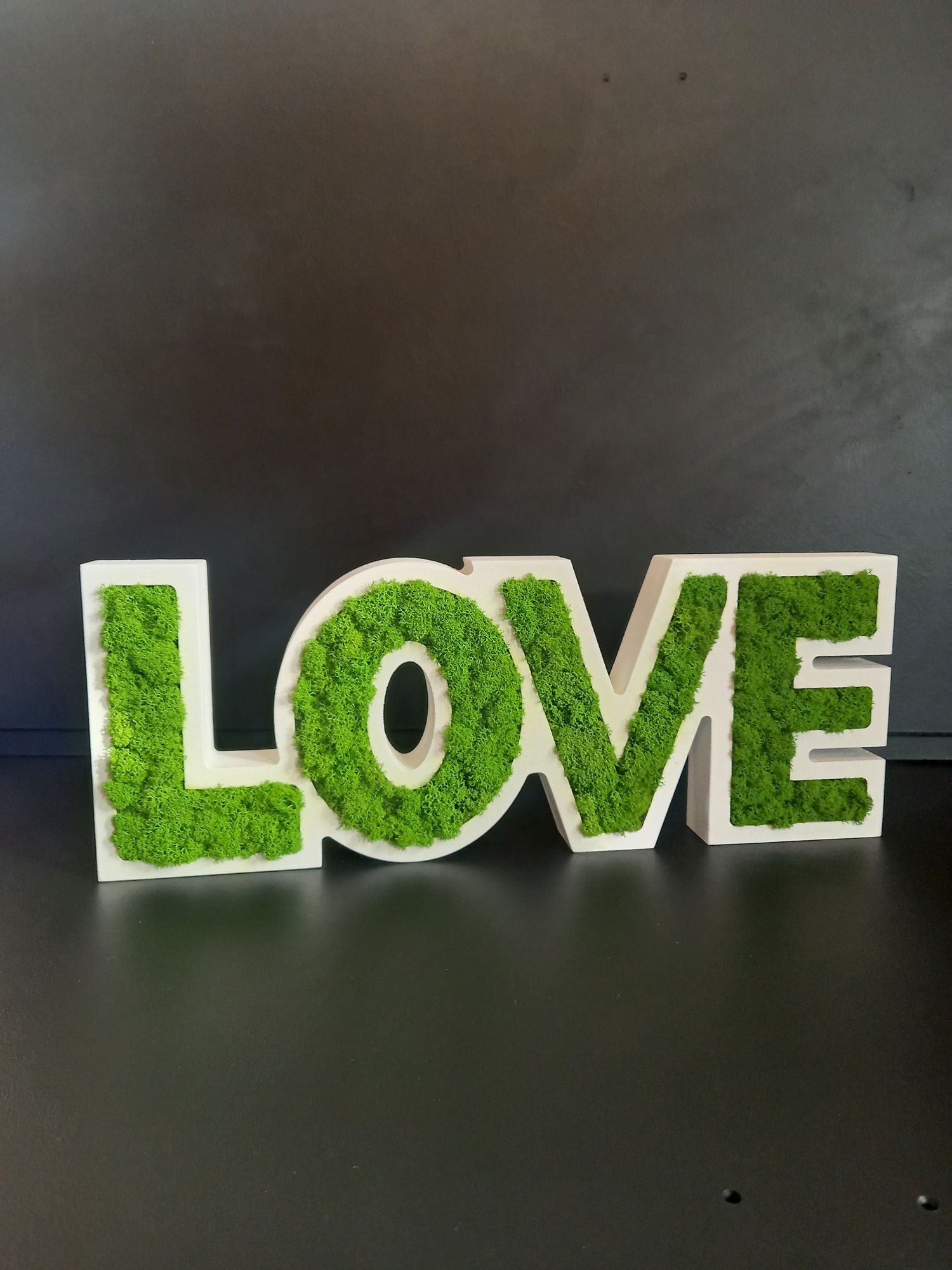 Prezent.  Drzewniane Litery LOVE. Mech  Chrobotek