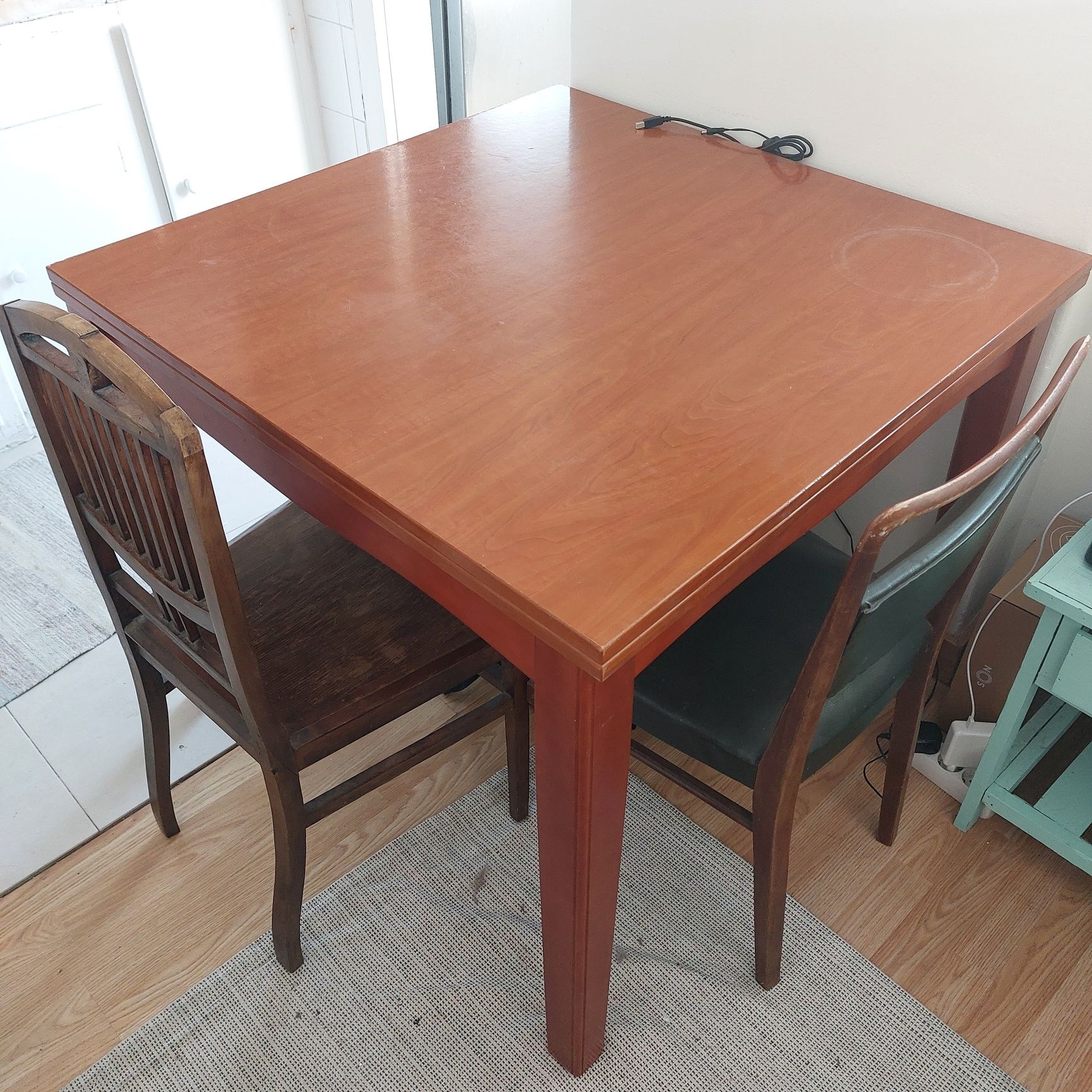 Mesa dobrável extensível com duas cadeiras