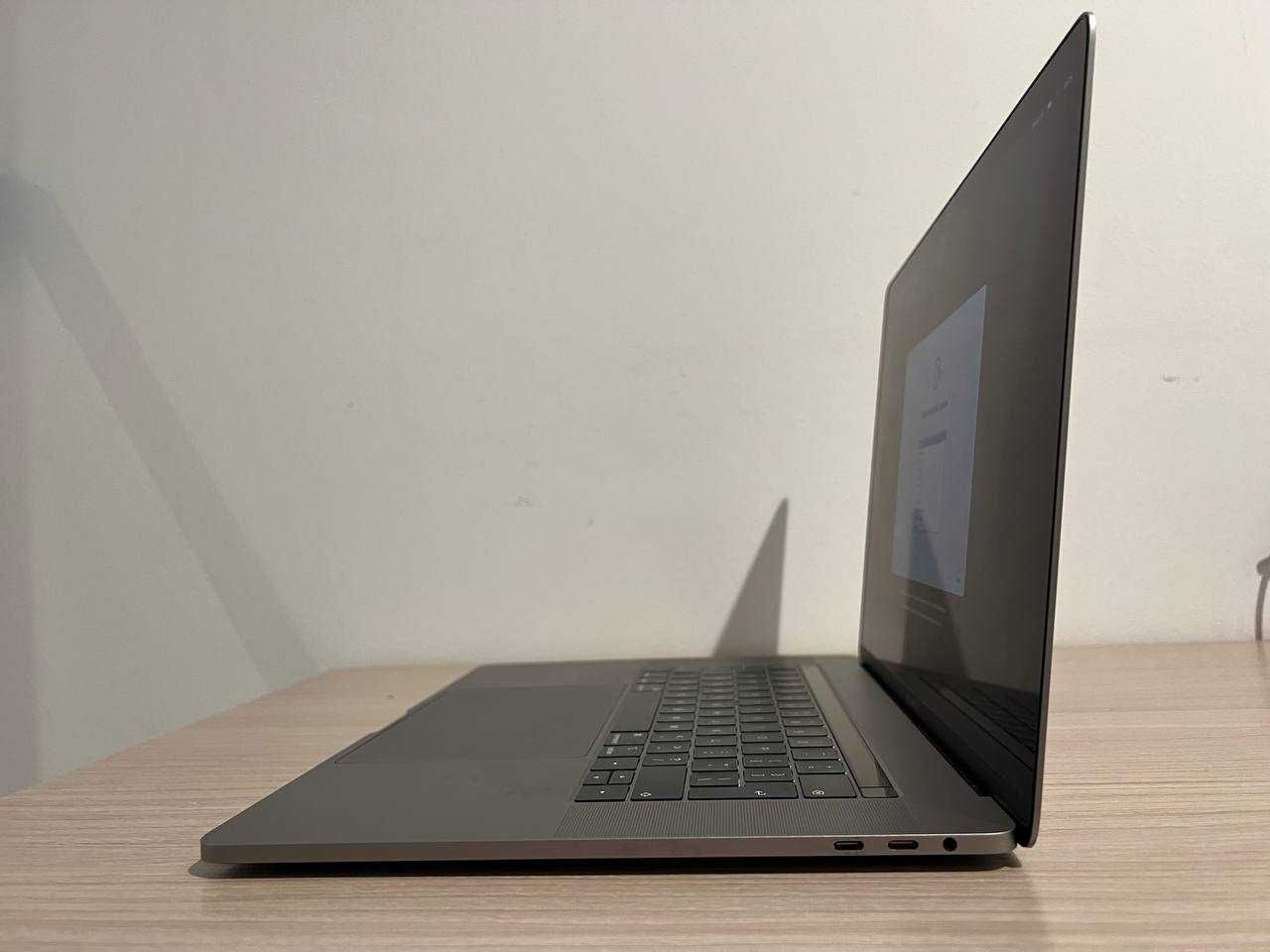 MacBook Pro 2019 – 16GB RAM / 256GB SSD / i7 – Stan bardzo dobry