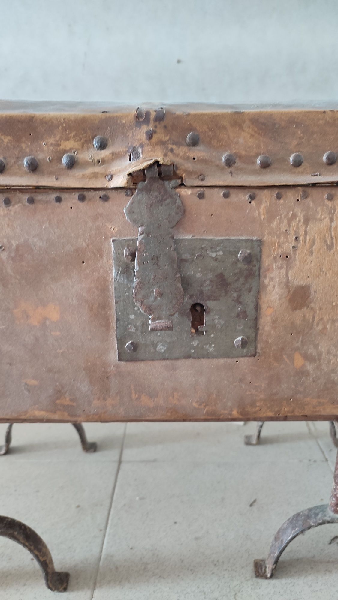 Baú com suporte em metal