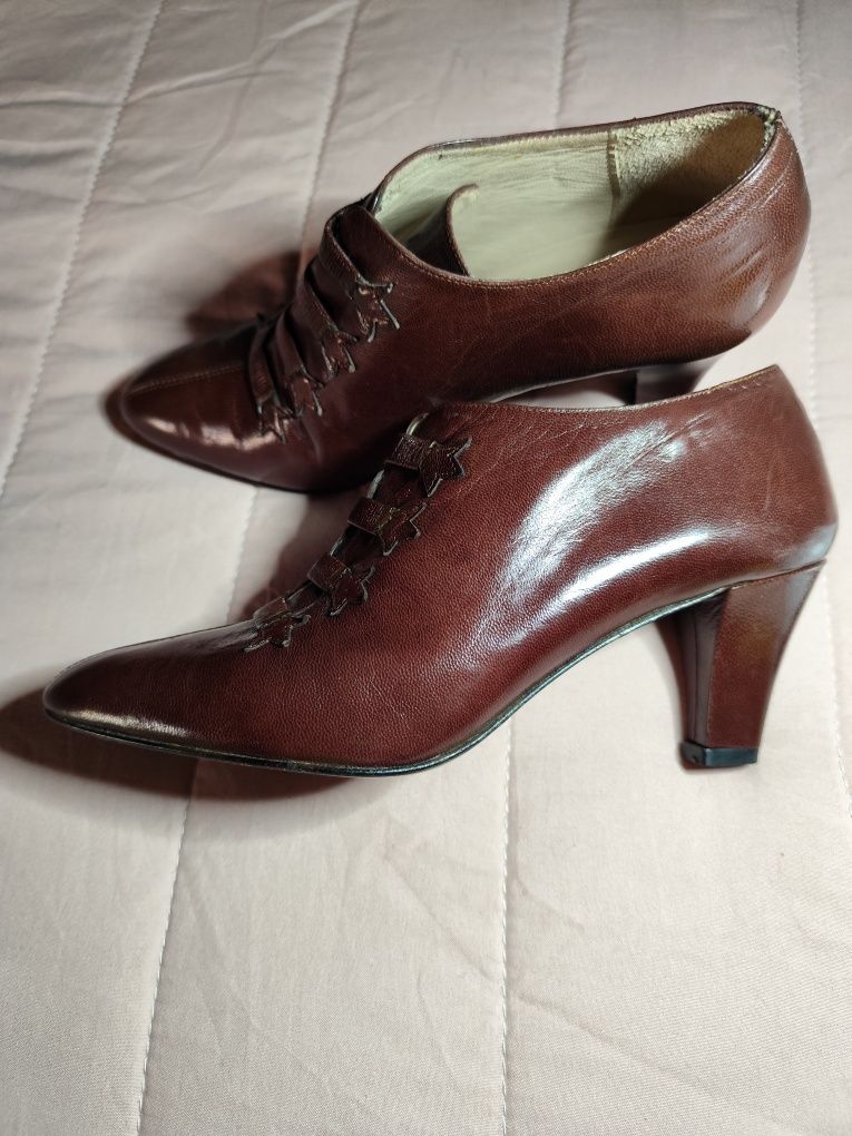 Vendo botins com apenas umas horas de uso