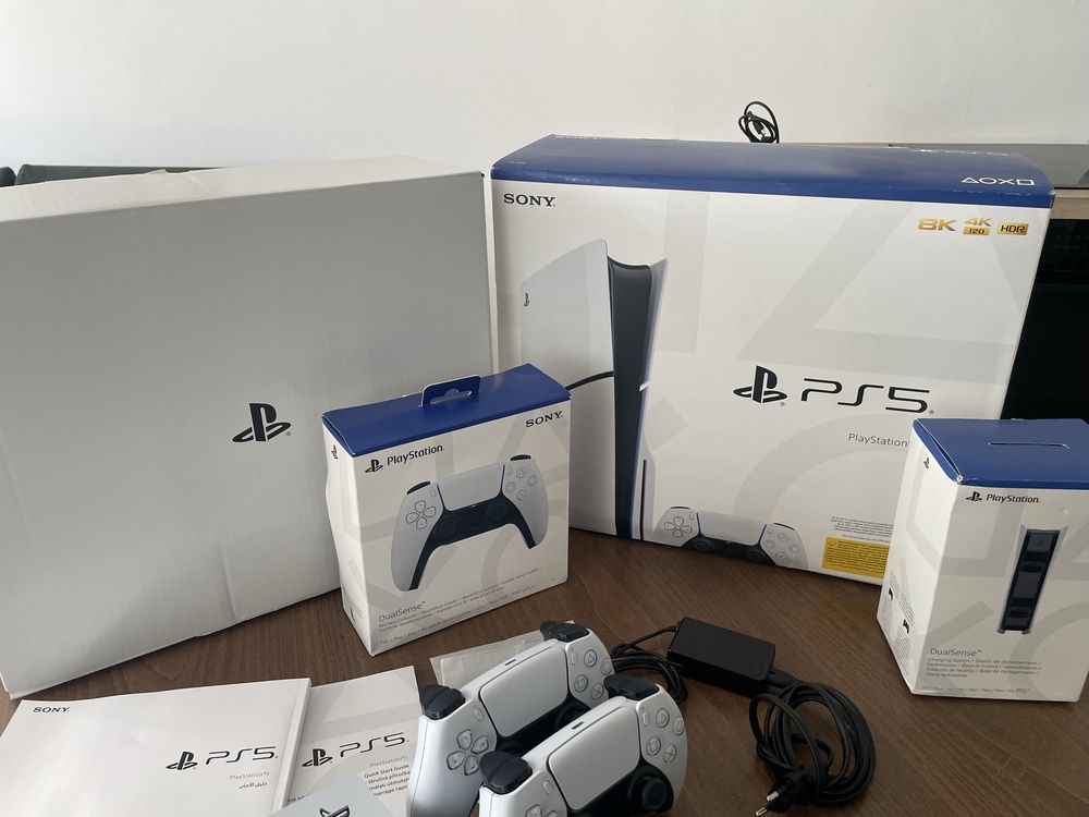 PS5 1TB z napedęm + dwa pady + stacja ladująca + EA24