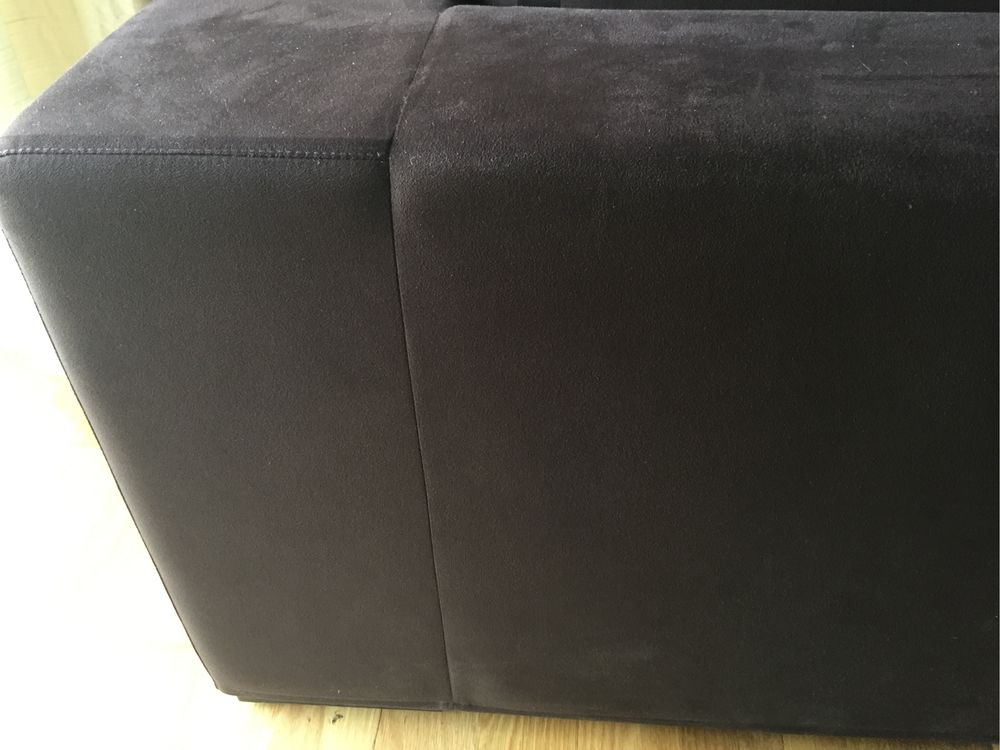 Sofa castanho em tecido veludo com chaise long