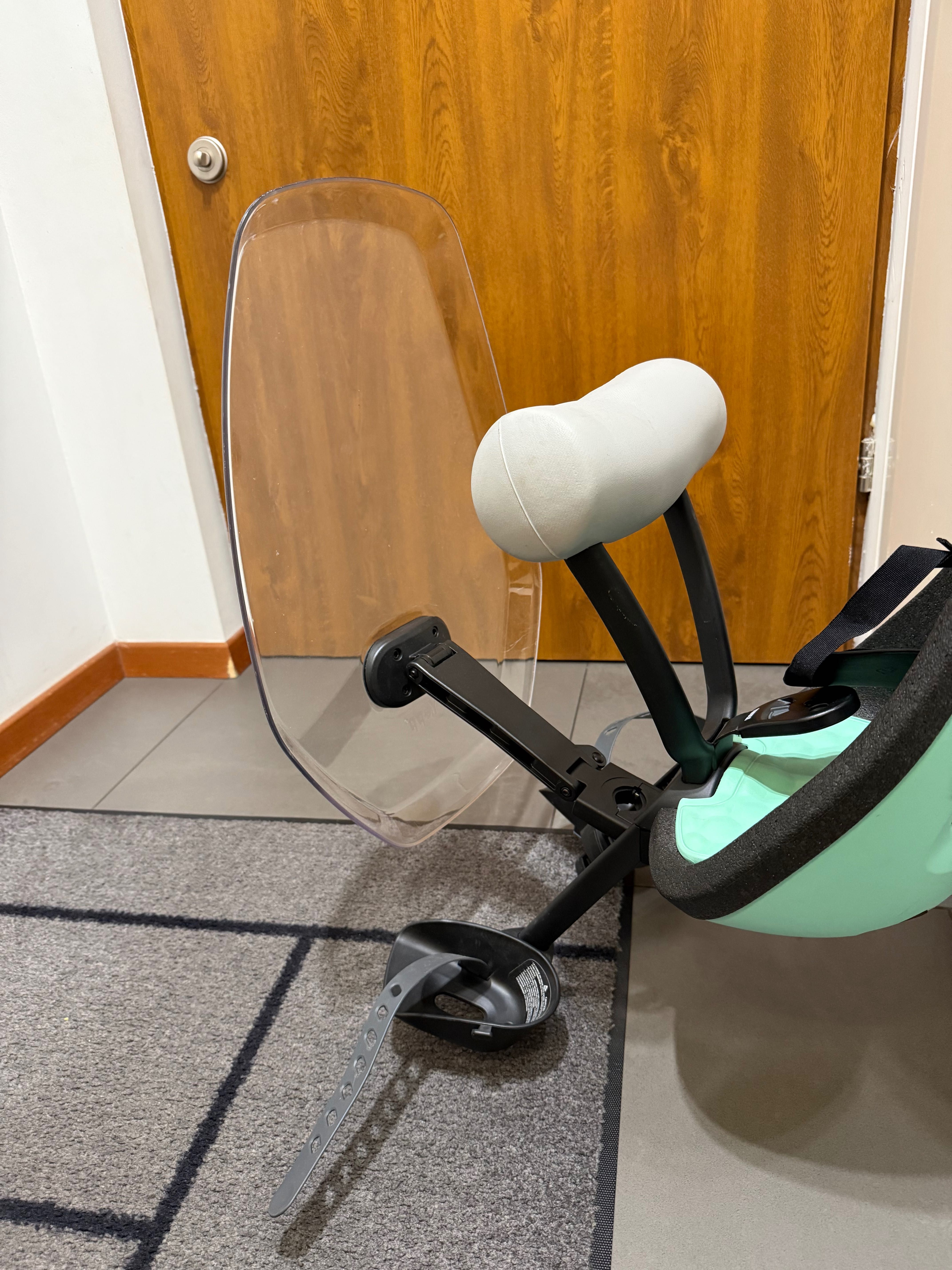 Fotelik dziecięcy na kierownicę Thule Yepp Mini z szybą i oparciem