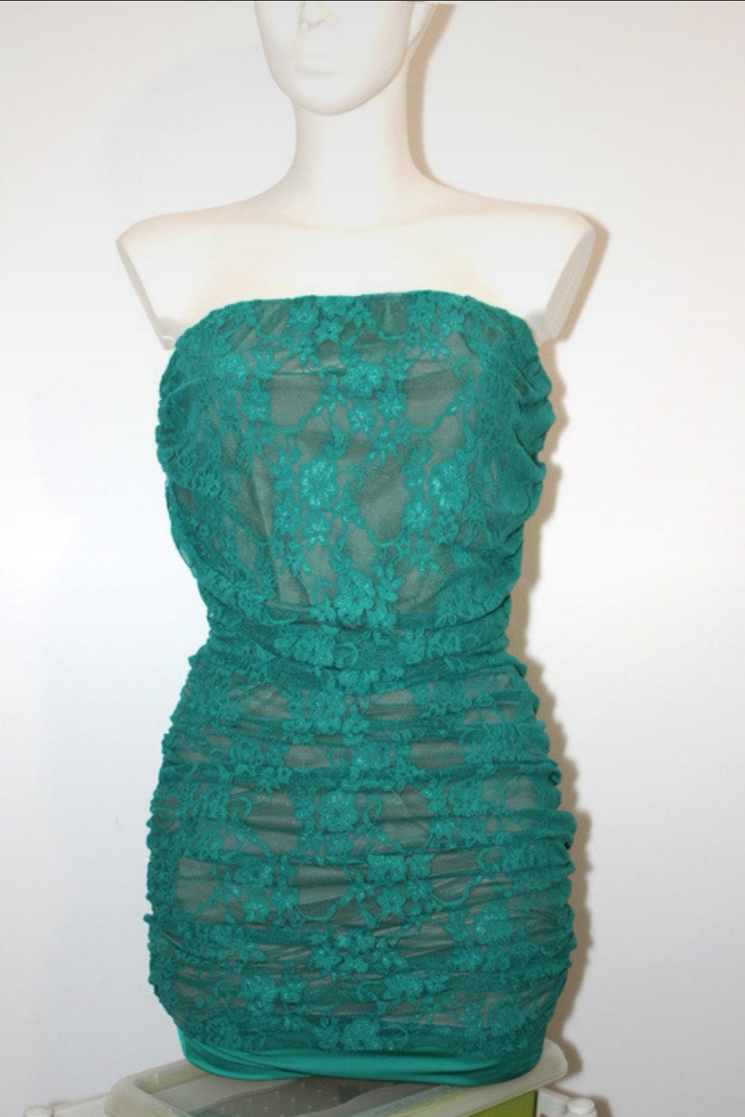 zielona koronkowa sukienka bandażowa Bodyflirt