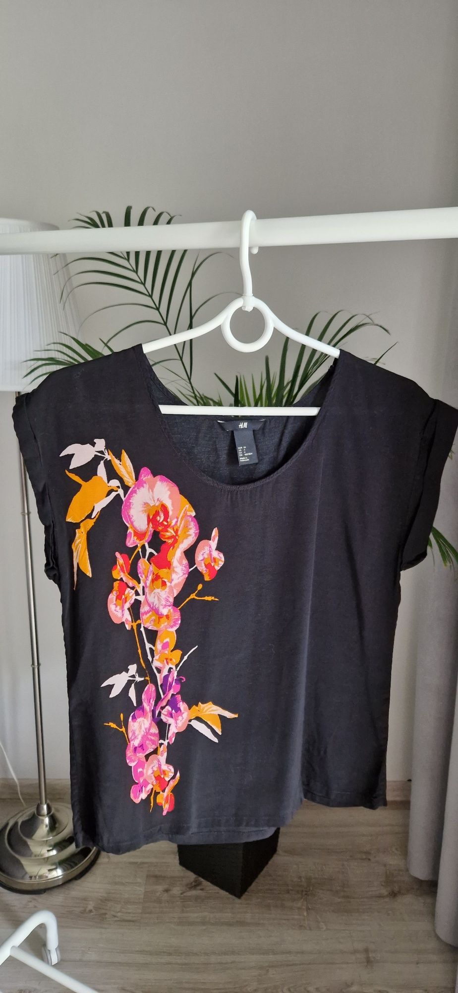 Czarna bluzka damska z motywem kwiatów H&M rozmiar XS