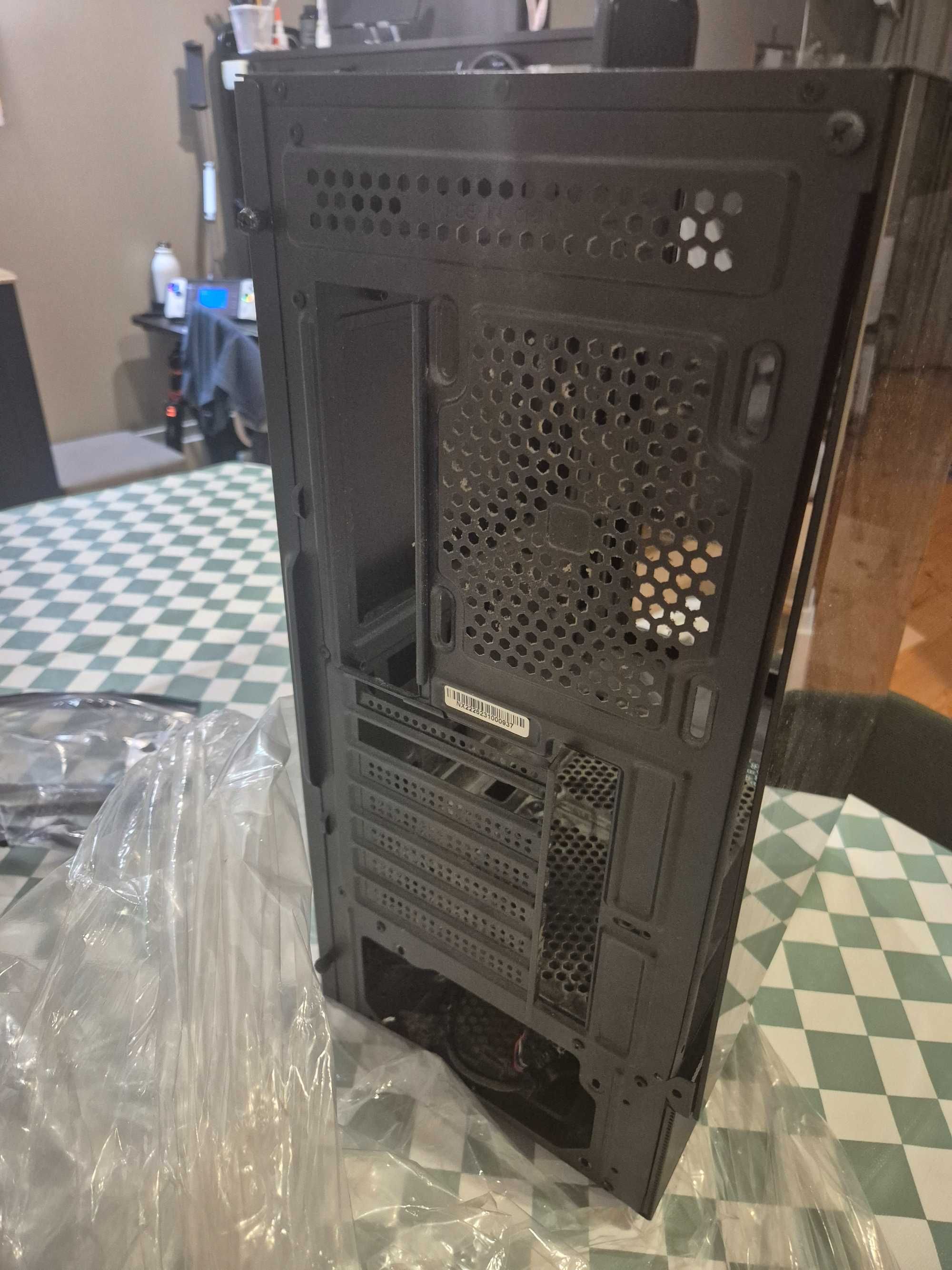Torre PC - Praticamente nova na caixa.