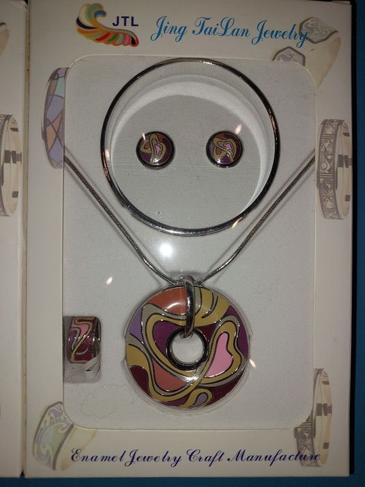 Жіночі прикраси, емаль