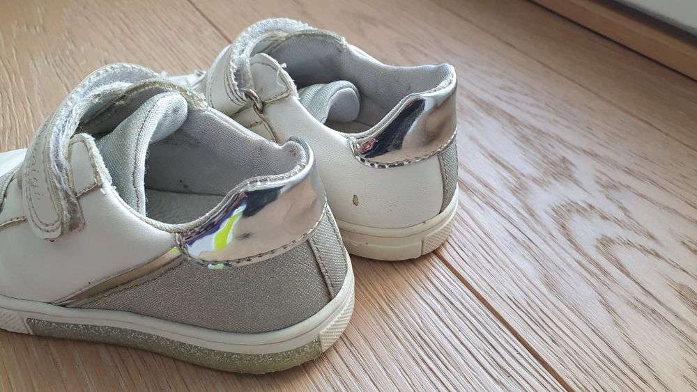Buty snickersy Primigi 22 po jednym dziecku skórzane w środku