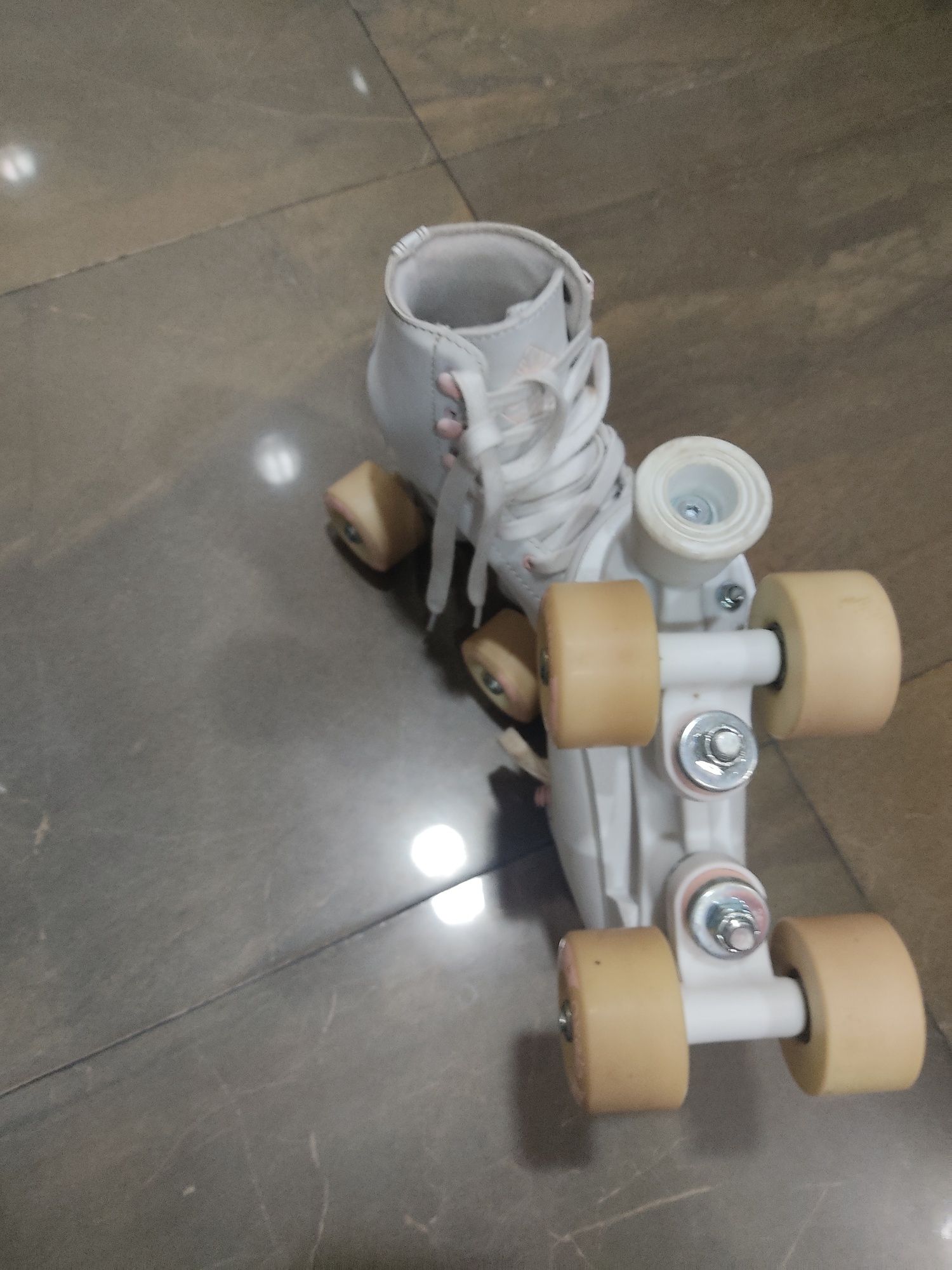 Patins de 4 rodas e capacete