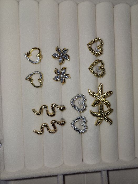 Brincos variados. Novos. cada par 2,50€.
Novos.