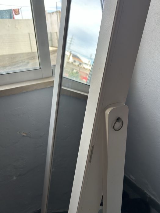 Espelho IKEA de pé branco com espaço para acessorios pessoais