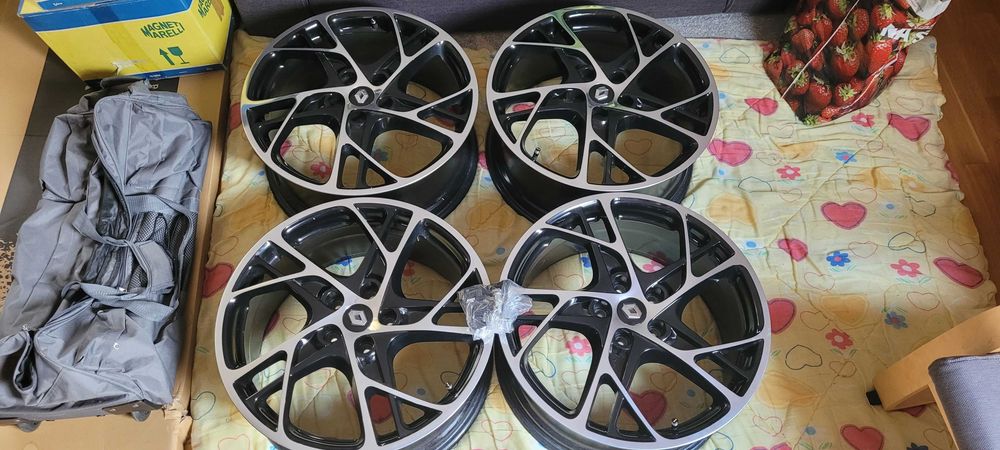 Koła alufelgi Renault Megane 19" opony zimowe 235 35 R19 NexenWinguard