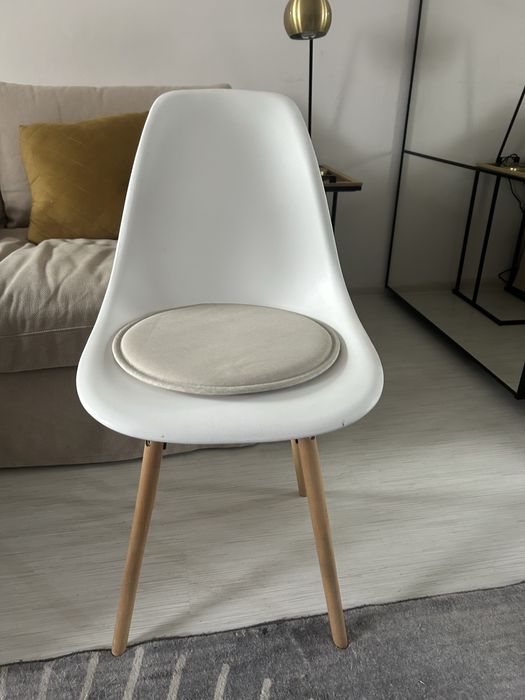 Krzeslo biale drewniane nogi