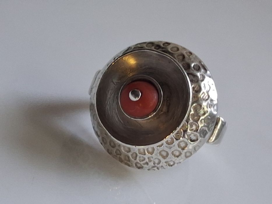 ZZO Juwelia . Pierścionek z koralem.