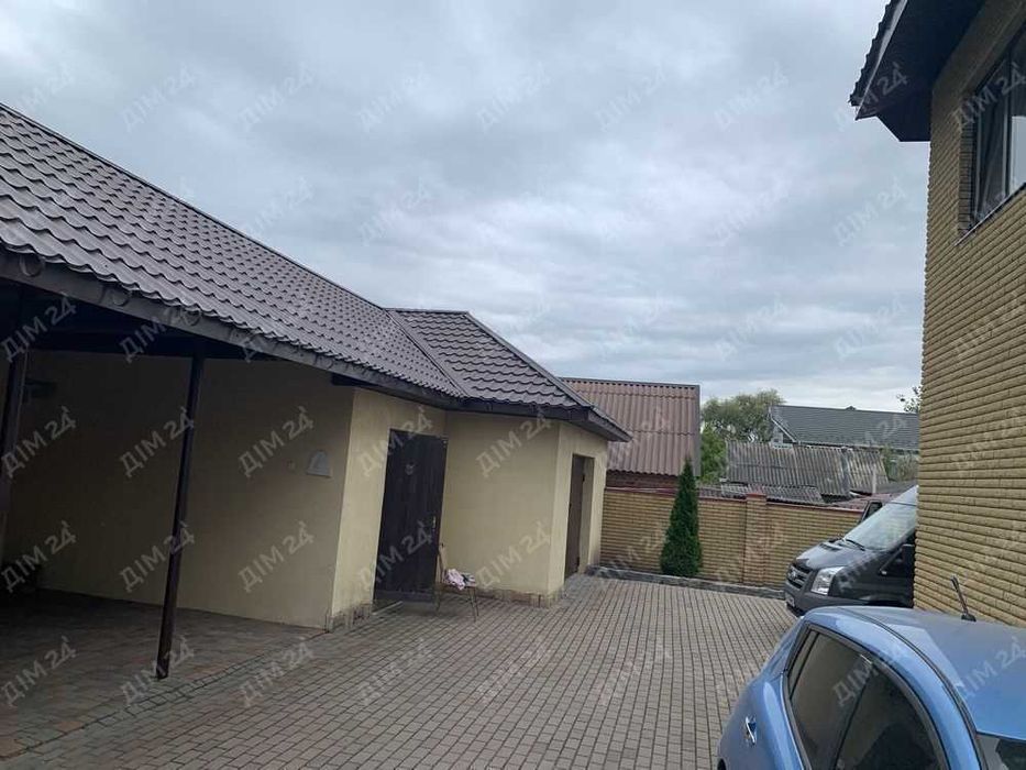 Просторий двоповерховий будинок на Подолі