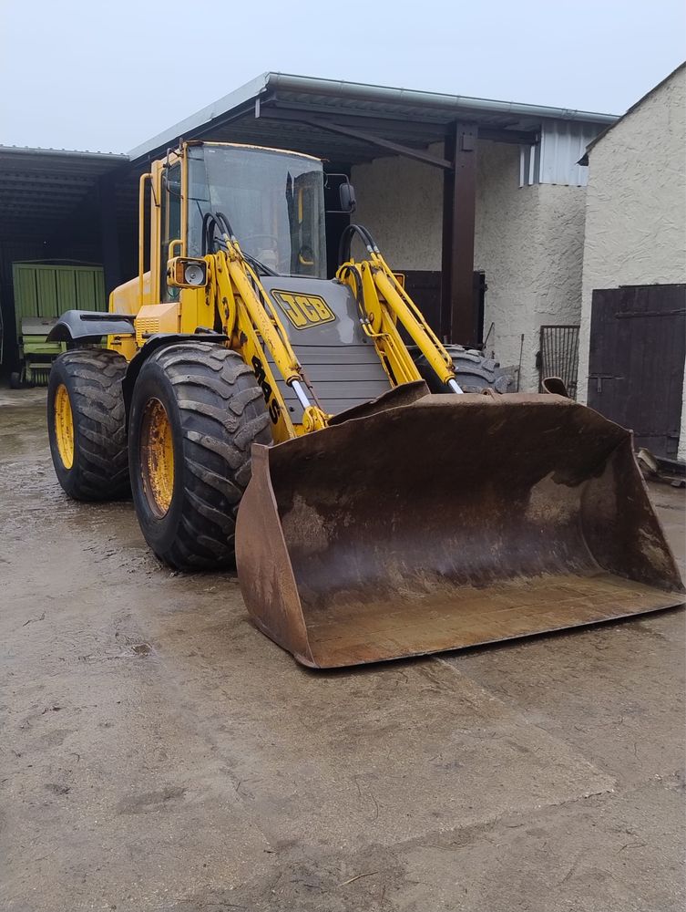 Ładowarka JCB z osprzętem (łyżka i paleciak)