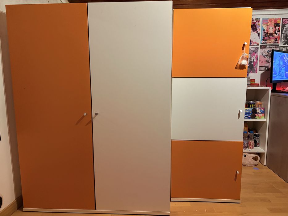 Cama e armário/roupeiro