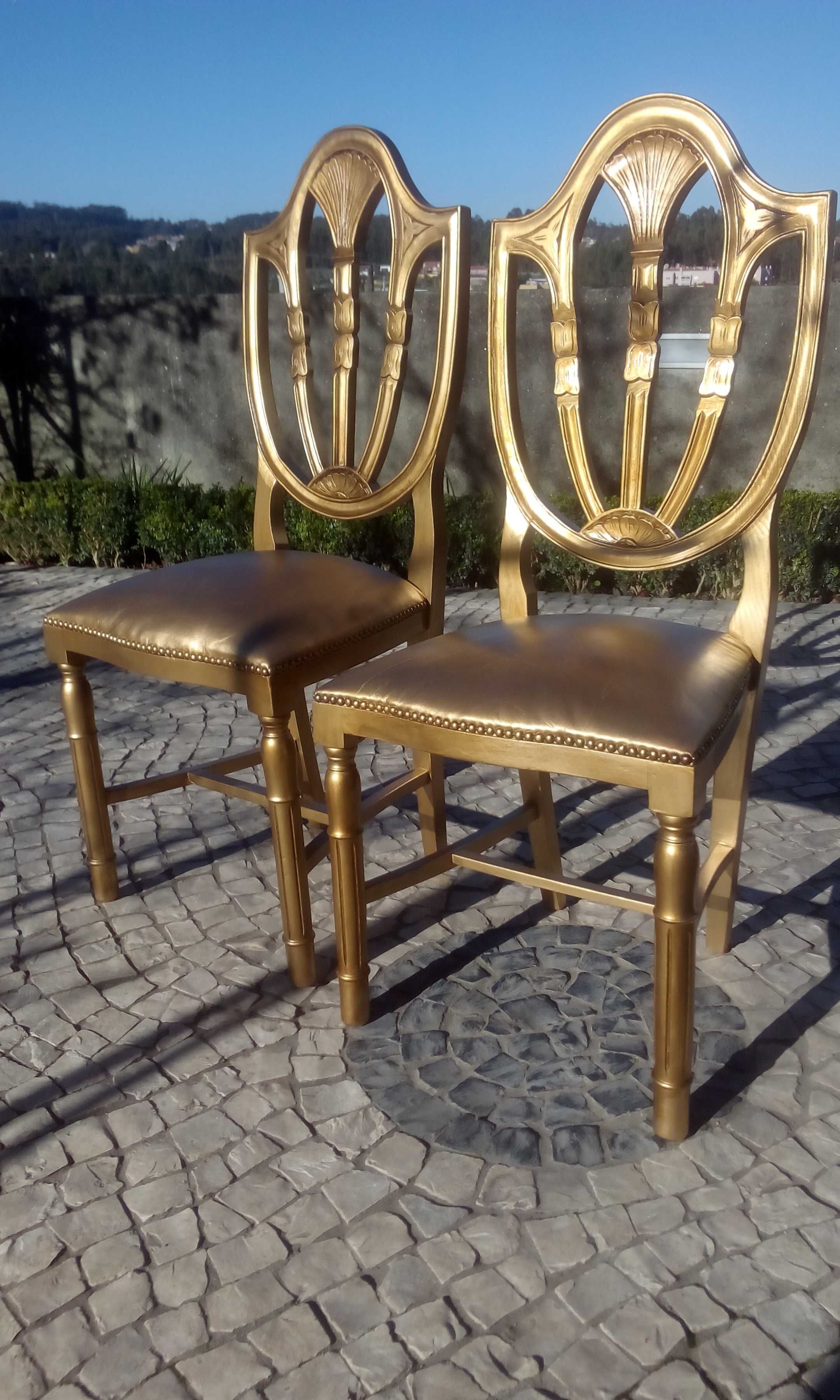 Par de cadeiras douradas