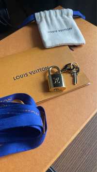 Kłódka z kluczykami Louis Vuitton LV i dodatki