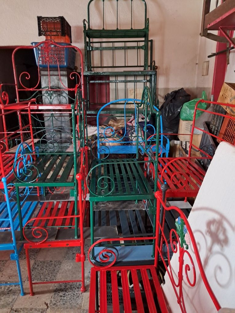 Bancos em ferro forjado para jardim.