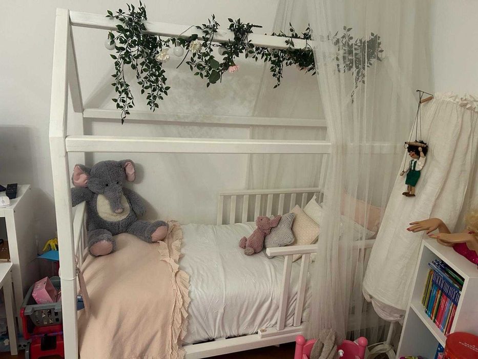 Cama Criança Casinha + Guarda fatos + cabides