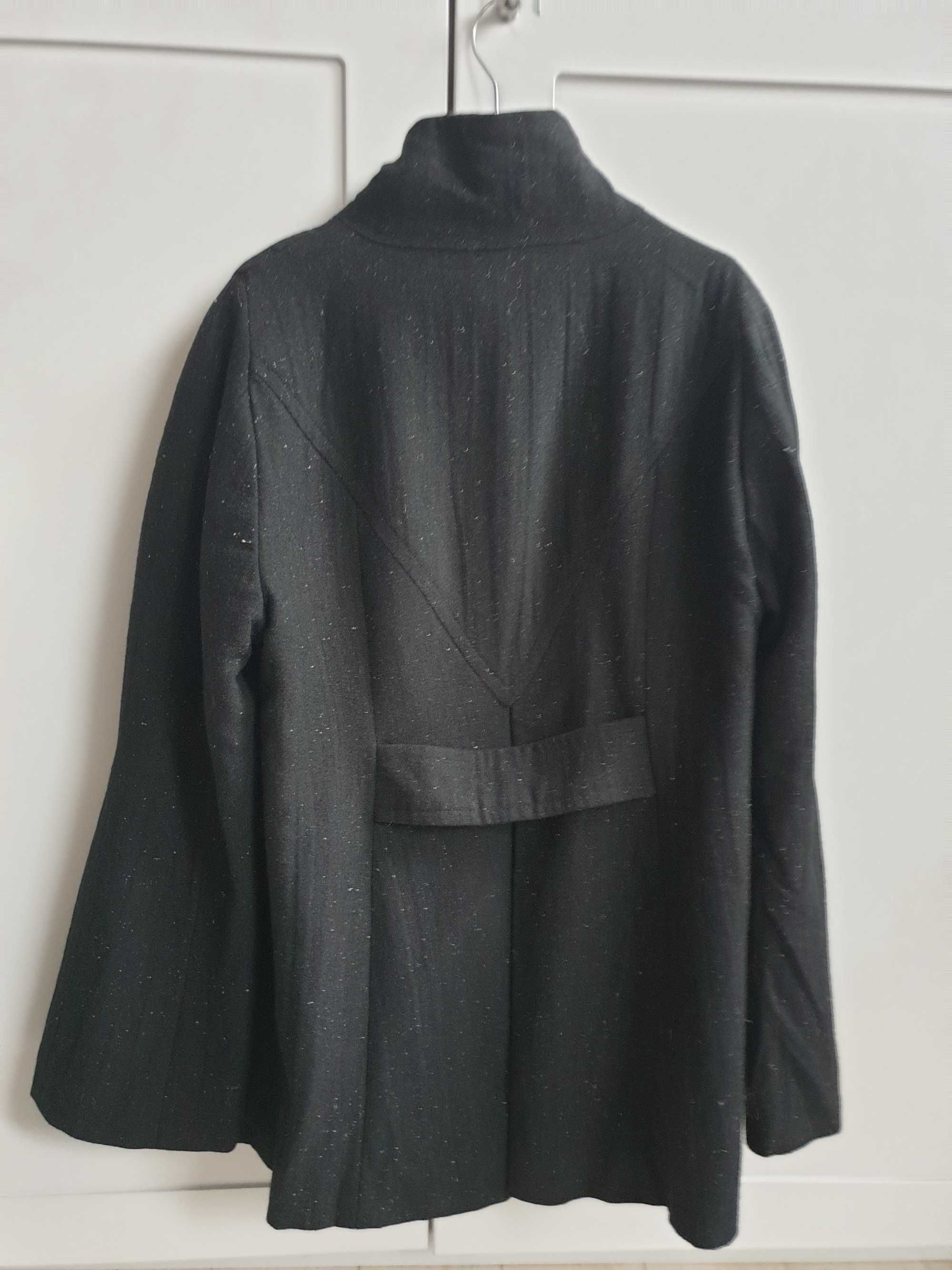 Czarny wełniany płaszcz płaszczyk ze stójką polskiej marki Komoda 36