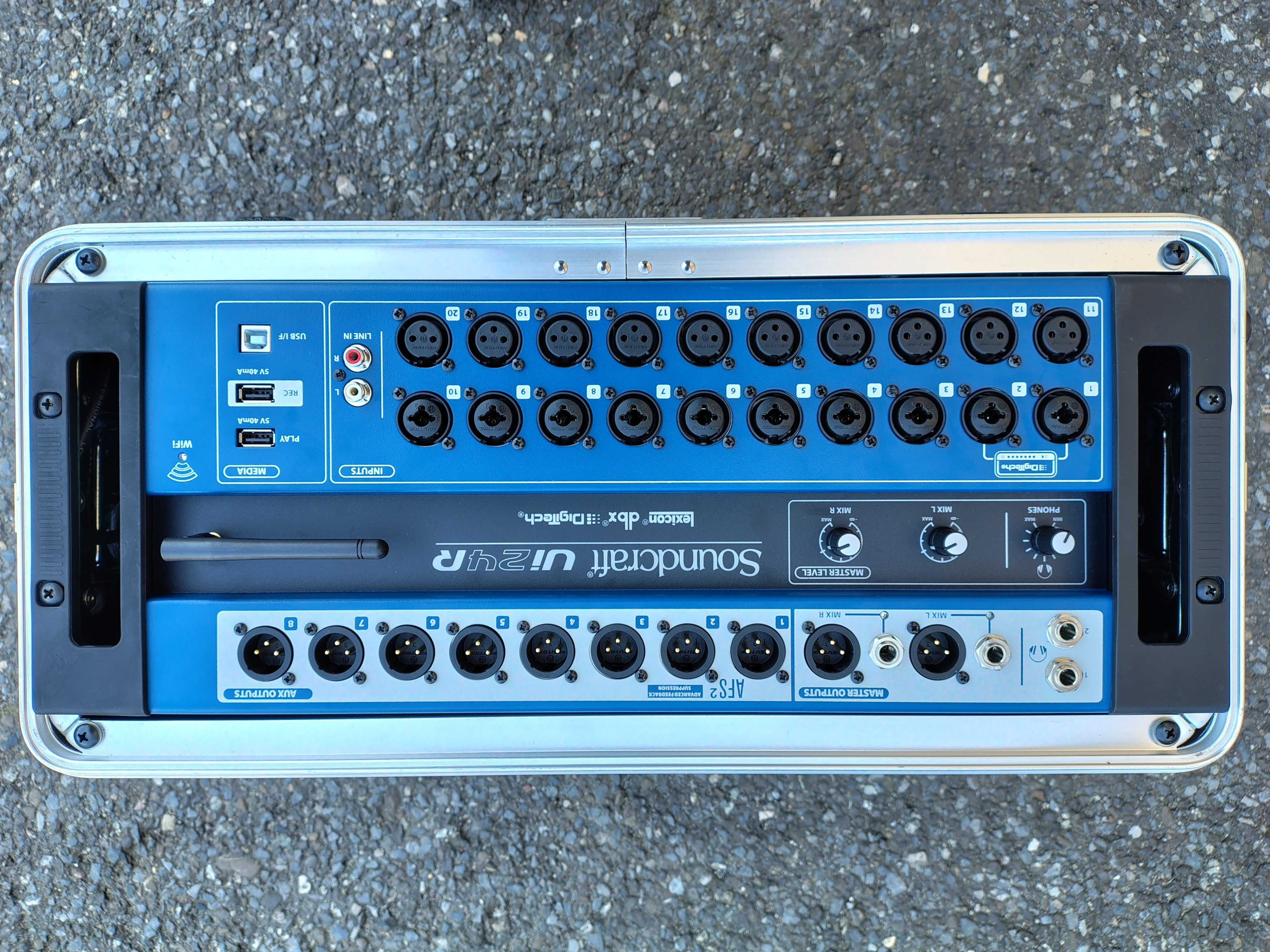 Soundcraft Ui24R w case