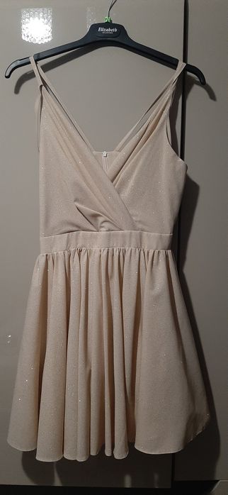 Sukienka cekinowa złota rozkloszowana