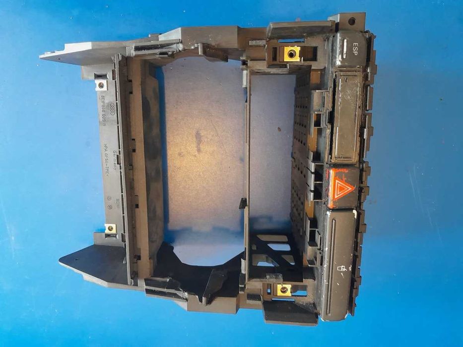 Konsola środkowa ramka radia stelaż Audi A4 B6 8E0'858005B