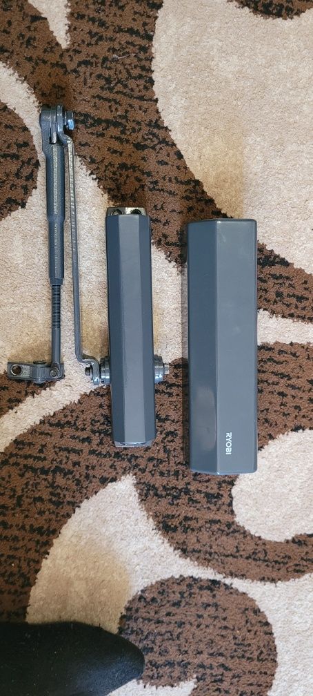 Продам дверний дотягувач  ryobi