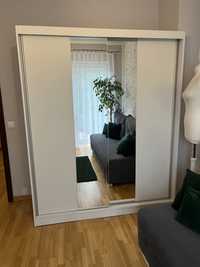 Biała szafa przesuwne drzwi z lustrem