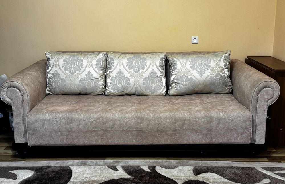 Продам диван бежевого кольору