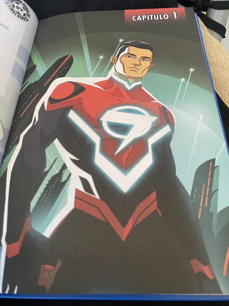 Livro “Cristiano Ronaldo Striker Fire” - BD em capa dura