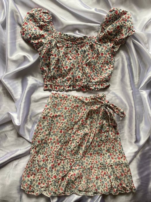 Продам жіночий костюм топ і спідниця з квітами для дівчини
