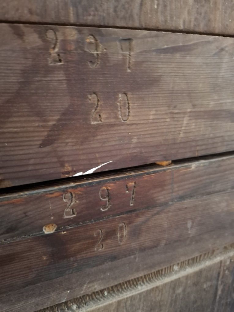 Stara komoda z witryna.