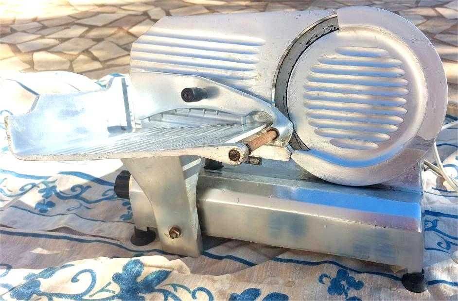 Máquina fatiadora charcutaria Milano, usada