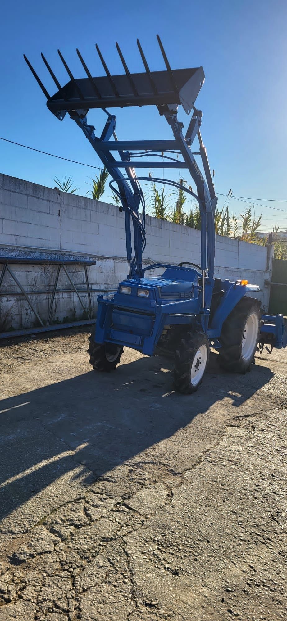 Tratror iseki com carregador frontal e forquilha