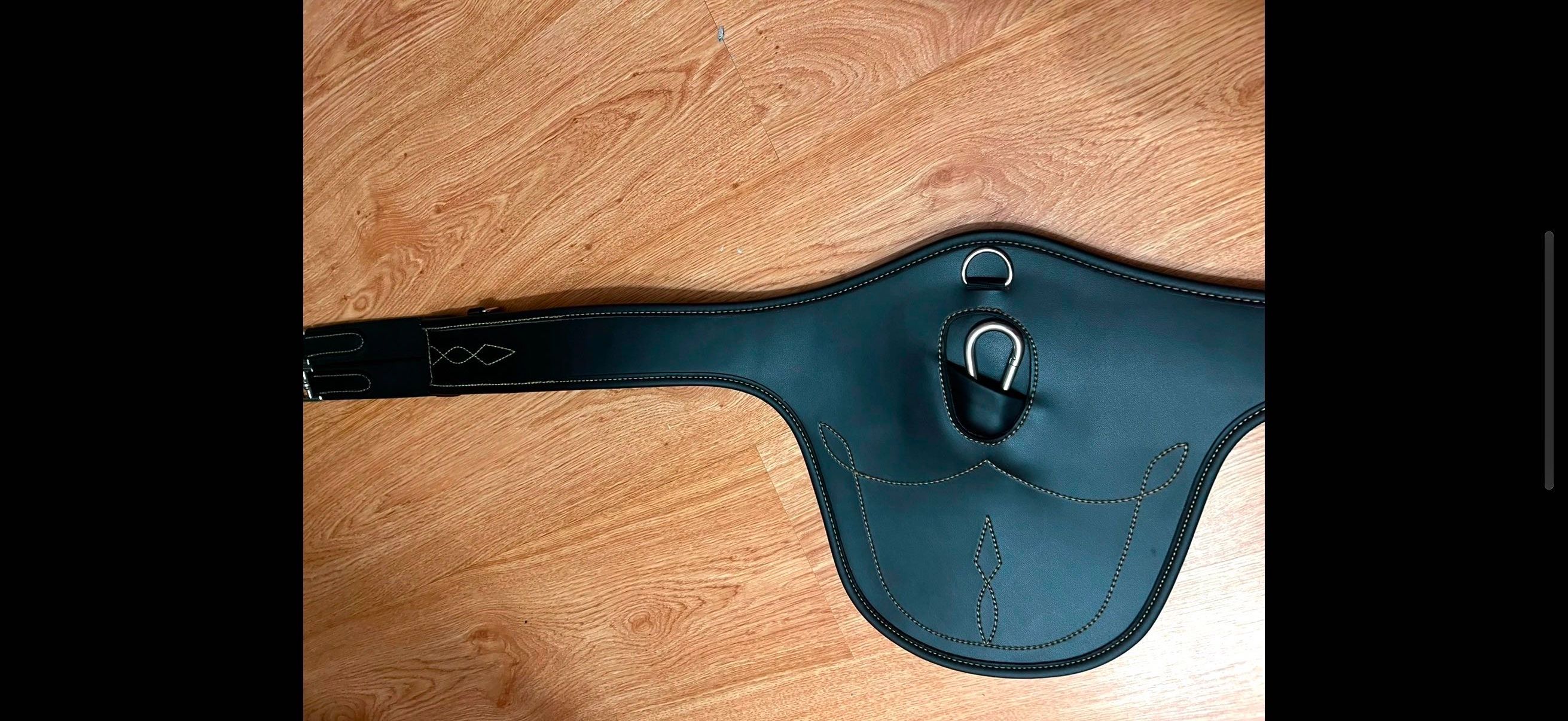 Popręg Kentucky z futerkiem czarny 145 cm
