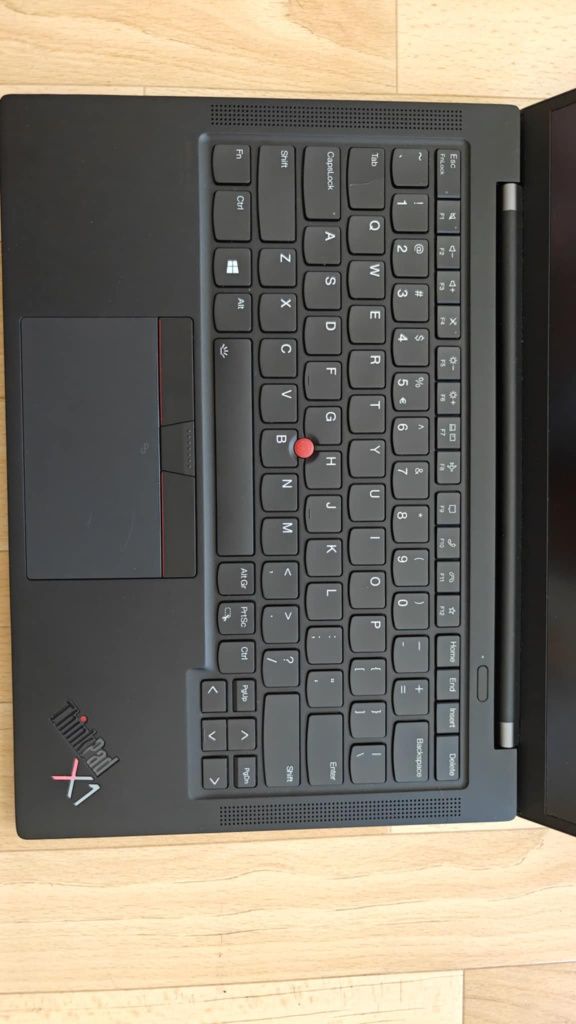 ThinkPad X1 Carbon Gen 9 Carbon + magnesium chassis. 16h na baterii