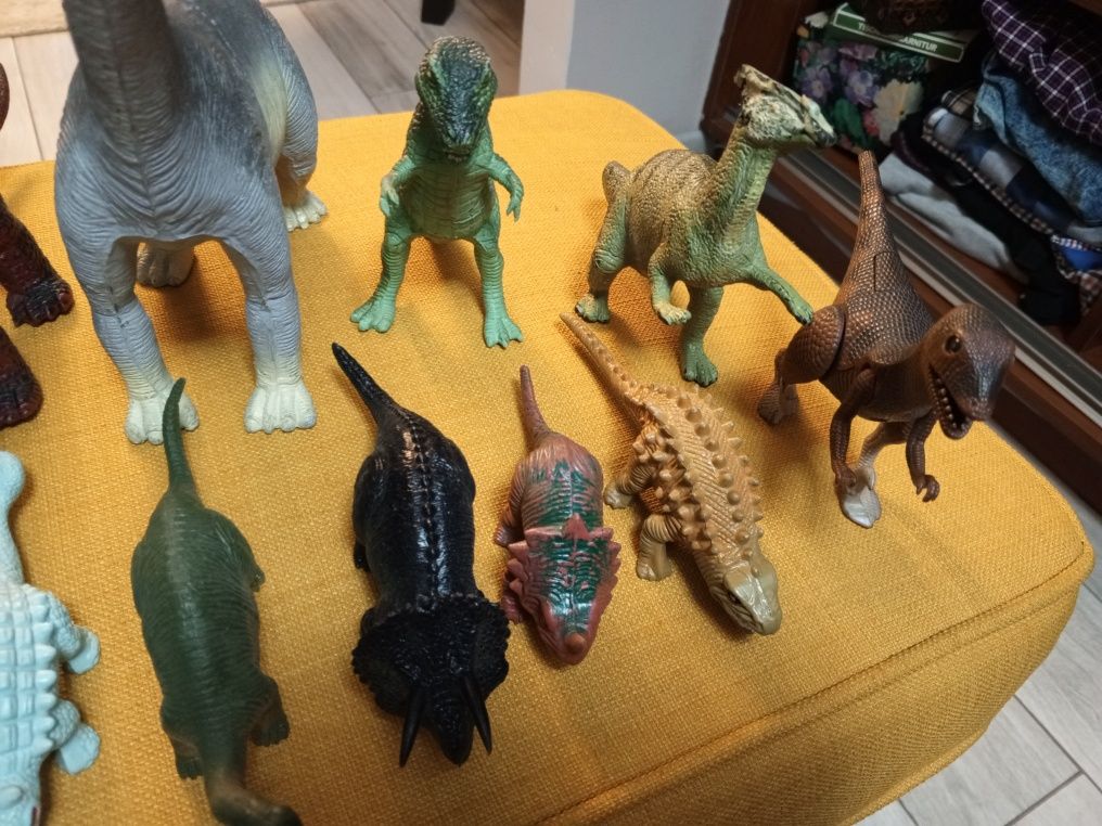 Sprzedam figurki dinozaurów