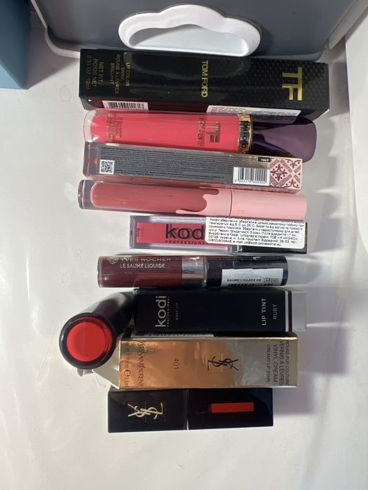 Продам (вышели сроки)   ЦЕНА За  ЛОТ  помада , блеск и тушь 600 грн