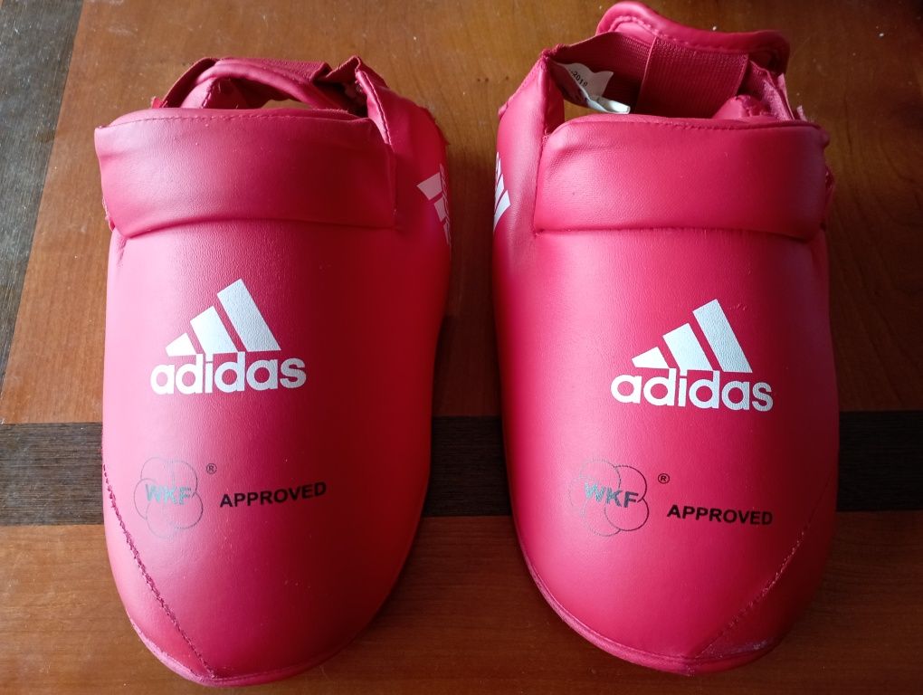 Peseiras WKF Karaté Adidas vermelhas