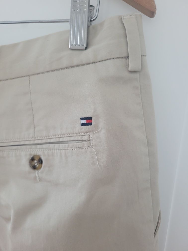 beżowe spodnie chinosy Tommy Hilfiger