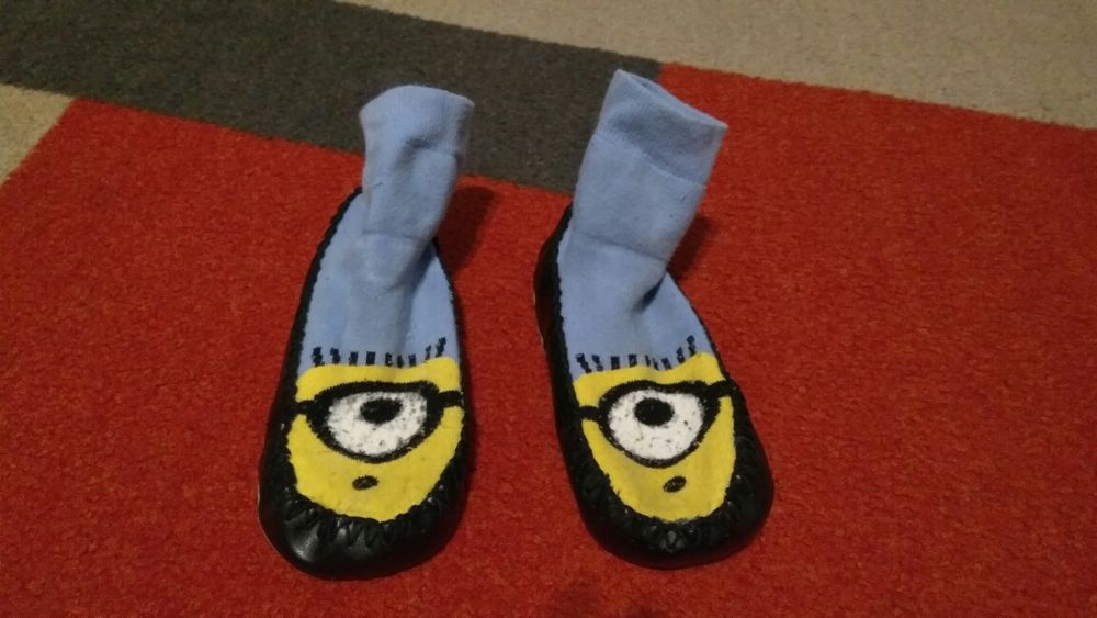 Papcie, skarpety ze skórzaną podeszwą Minionki rozmiar 28 - 29, H&M