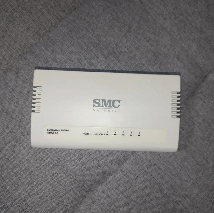 Switch 100 MB com fonte de alimentação.